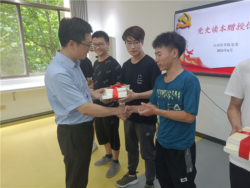 举办“六个一”活动，为新党员开学习小灶